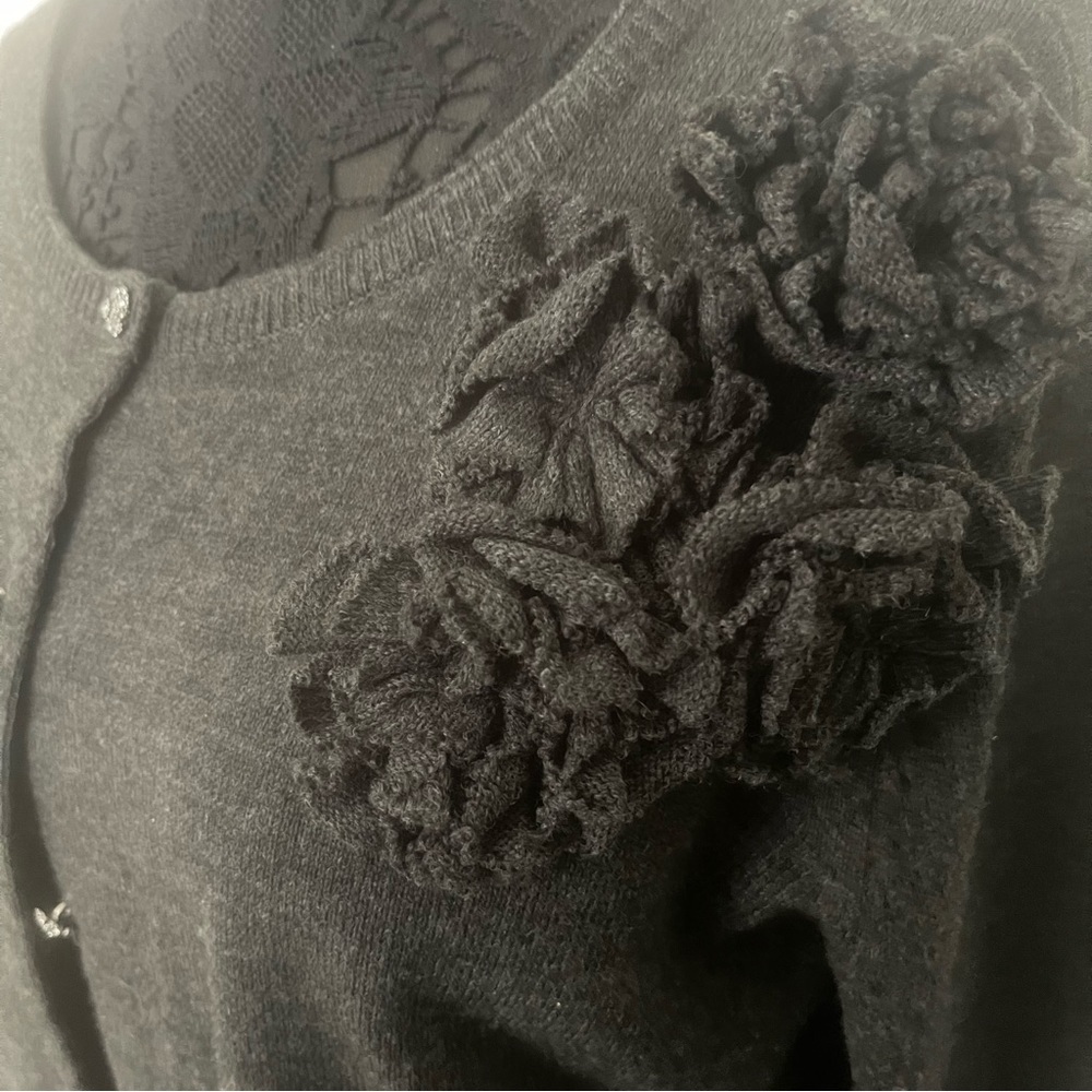 NEW YORK & COMPANY Gray Flower Cardigan • size XL • 100% Acrylic - Picture 4 of 6